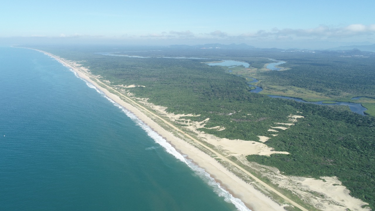 Foto Adrio Centeno IMA Imagem Praia Grande em Sao Francisco do Sul Parque Estadual do Acarai